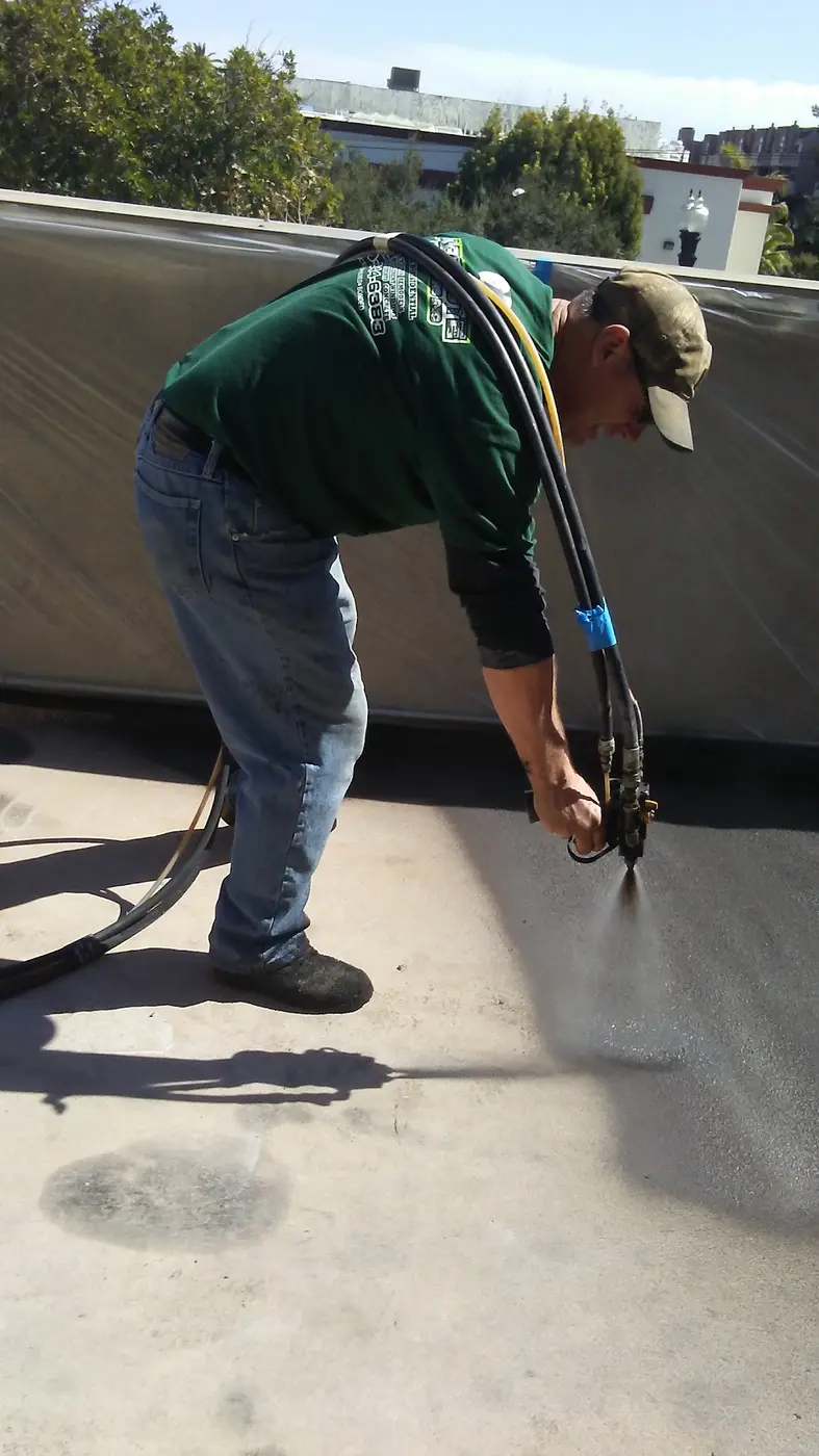 Applicator spray-applying Wetsuit by Neptune with a dual-fluid spray gun